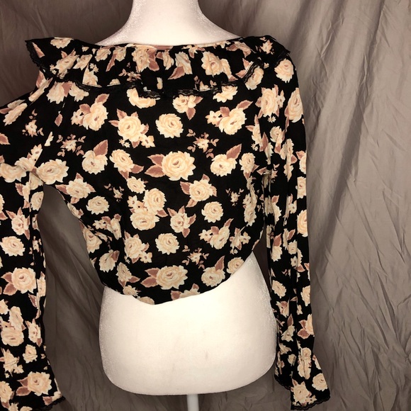 Floral lace up blouse! - Picture 3 of 4
